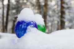 色彩斑斓的浇水地球仪覆盖新鲜的雪冬天一天