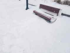 雪覆盖公园冬天长椅树
