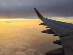 乘客飞机飞机翼日落橙色天空