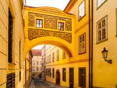 风景如画的桥图恩街较小的小镇布拉格捷克共和国