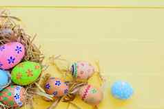 快乐复活节!色彩斑斓的复活节鸡蛋巢柔和的颜色