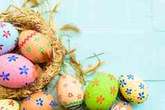 快乐复活节!色彩斑斓的复活节鸡蛋巢柔和的颜色
