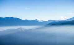 早....场景朦胧的蓝色的山竹山台湾