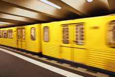 关闭黄色的地铁地下火车运动