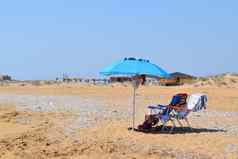 孤立的海滩伞甲板椅子海滩夏天