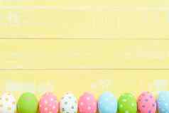 快乐复活节!行复活节鸡蛋色彩斑斓的纸花布里