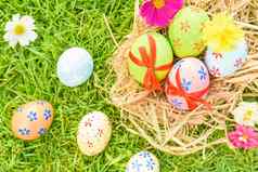 快乐复活节!特写镜头色彩斑斓的复活节鸡蛋绿色草场