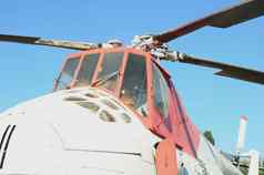 照片小屋红白相间的直升机