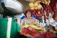 肖像亚洲女人销售街食物柬埔寨