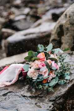 婚礼花束牡丹丝带石头