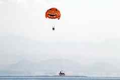 橙色滑翔伞快乐的模式