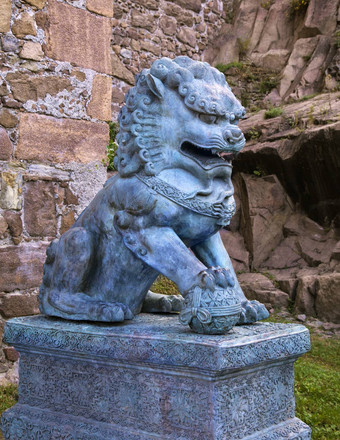 传统的亚洲狮子雕像