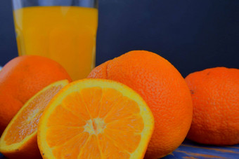 橘子橙子玻璃橙色汁手册柑橘类squezeer蓝色的木背景橙子减少一半特写镜头