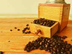 古董咖啡机咖啡豆子木背景