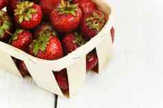 美味的成熟的草莓木篮子孤立的白色巴克
