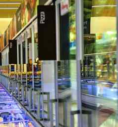 模糊冻食物部分零售商店欧洲冰箱完整的分类冻披萨当地的超市散焦背景