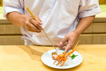 老板烹饪龙虾生鱼片