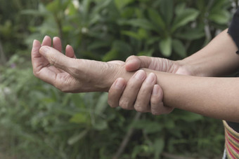 女持有手腕疼痛女人手腕女人按摩pai