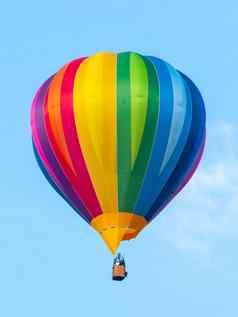 热空气气球彩虹光谱颜色蓝色的天空背景