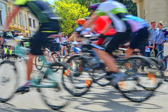 摘要附庸风雅的背景运动模糊自行车赛车手竞争城市街道之旅骑自行车模糊的背景体育运动骑自行车的人