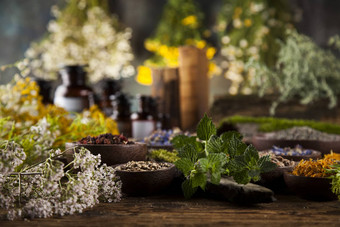 Herbal医学木桌子上背景