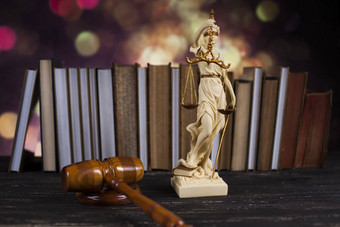 法律书锤法官正义规模木桌子上后台