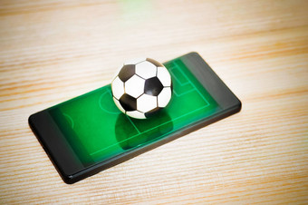 玩具足球球智能手机图片绿色场概念游戏足球
