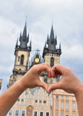男人。手显示心布拉格城市景观