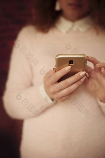 关闭照片年轻的女孩阅读消息智能手机电子设备手赶时髦的人女孩发布微博移动应用程序
