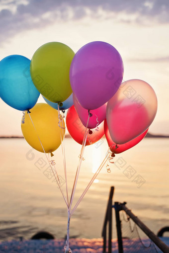 色彩斑斓的气球桥海美丽的日落生日聚会，派对气球