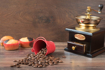 复古的咖啡磨床咖啡机咖啡杯巧克力蛋糕松饼咖啡豆子餐厅咖啡商店木背景