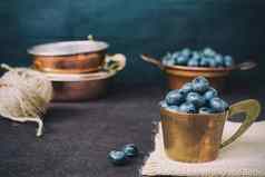 蓝莓黑暗图片新鲜的水果浆果铜杯添加噪音电影模仿摄影