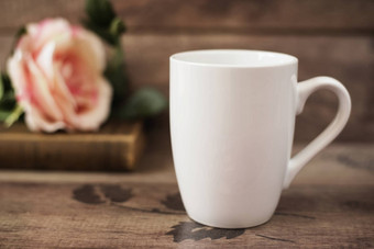 杯子模型咖啡杯模板咖啡杯子印刷设计模板白色杯子模型书花木背景空白杯子模型风格股票产品图像