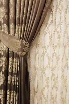 部分漂亮的挂窗帘窗口房间关闭堆窗帘奢侈品窗帘首页装饰黄金棕色（的）面板花边布料