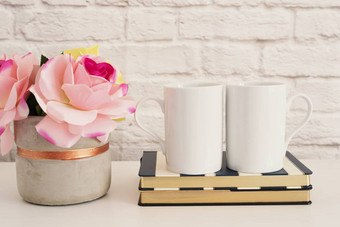 杯子白色杯子模型空白白色咖啡杯子模拟风格<strong>摄影</strong>咖啡杯产品显示咖啡杯子条纹设计笔记本电脑<strong>花瓶</strong>粉红色的玫瑰