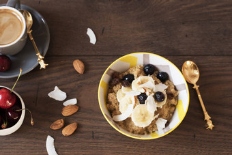 杏仁牛奶藜麦新鲜的水果樱桃咖啡健康的早餐生活方式概念前视图黑暗木背景健身情绪饮食夏天光零食
