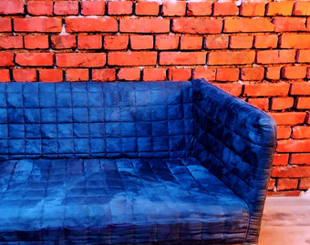豪华的泡芙蓝色的沙发砖背灌古董工业风格室内概念