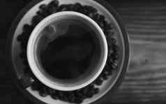 杯热咖啡飞碟咖啡豆