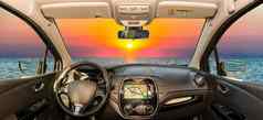 车挡风玻璃视图风景优美的日落地中海海