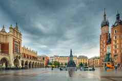 美丽的明信片视图克拉科夫的主要广场多雨的天气