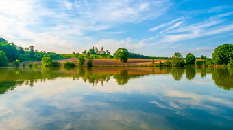 浪漫的景观小教堂山反映了池塘阳光明媚的夏天一天蓝色的天空白色云彼得保罗斯教堂拜西基拉兹涅贝洛赫拉德捷克共和国