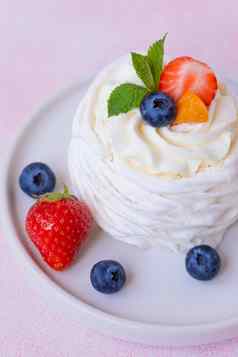 蛋白酥皮巴甫洛娃蛋糕草莓蓝莓薄荷