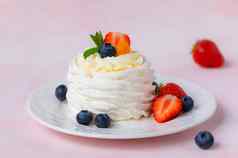 蛋白酥皮巴甫洛娃蛋糕草莓蓝莓薄荷