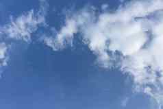 清晰的蓝色的天空平原白色云