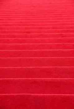 红色的地毯覆盖楼梯的角度来看