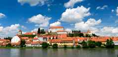 普图伊斯洛文尼亚全景拍摄最古老的城市斯洛文尼亚城堡俯瞰小镇山云时间孩子