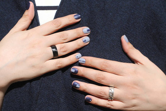 美丽的女手<strong>非凡</strong>的修指甲有创意的指甲设计蓝色的超时尚的颜色指甲波兰的