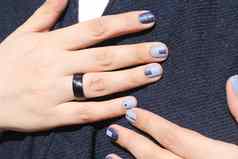 美丽的女手非凡的修指甲有创意的指甲设计蓝色的超时尚的颜色指甲波兰的