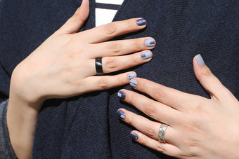 美丽的女手非凡的修指甲有创意的指甲设计蓝色的超时尚的颜色指甲波兰的