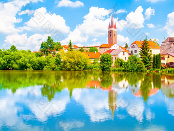 塔教堂神圣的精神telc阳光明媚的夏天一天反映了水捷克共和国联合国教科文组织世界遗产网站